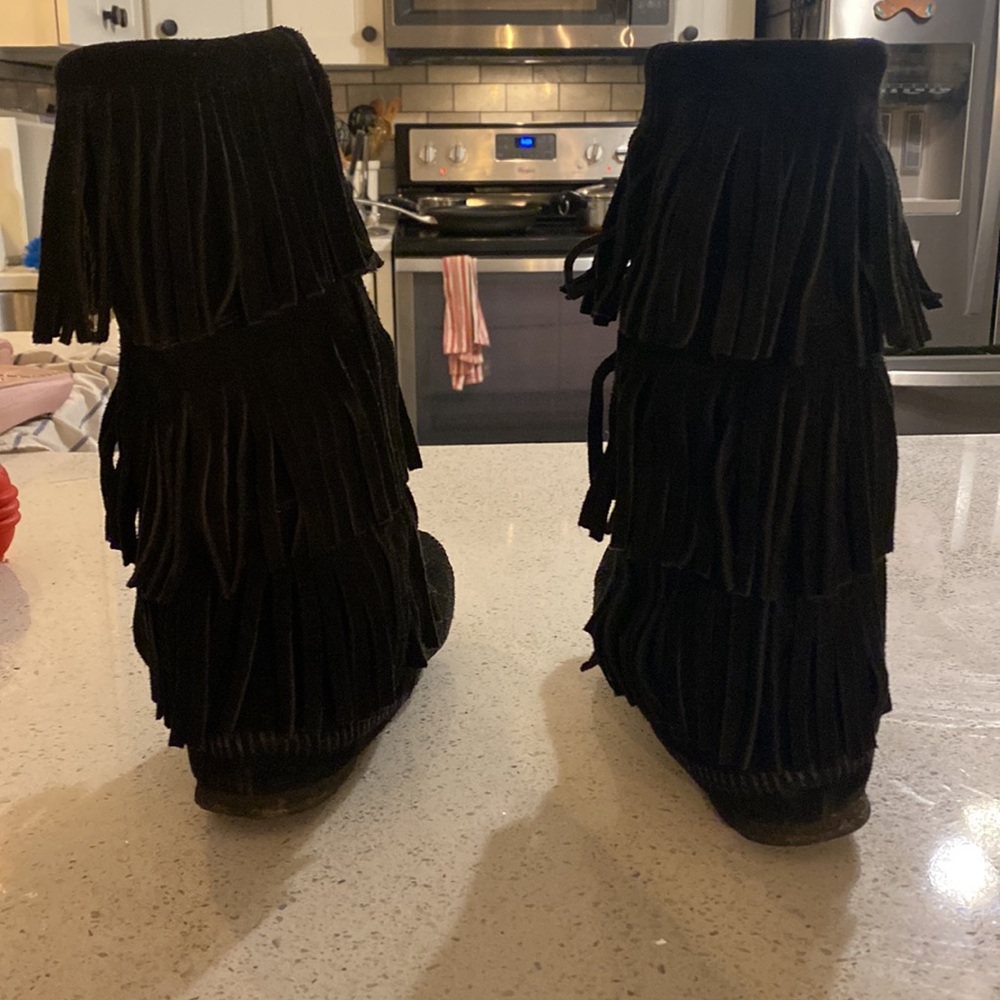 Black fringe Minnetonka boots - Picture 5 of 16